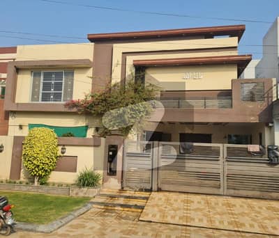 ویلینشیاء ہاؤسنگ سوسائٹی لاہور میں 4 کمروں کا 1 کنال مکان 5.6 کروڑ میں برائے فروخت۔