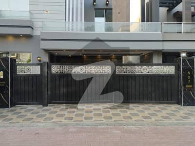 I SELL 10MARLA BRAND NEW HOUSE IN BAHRIA TOWN LAHORE