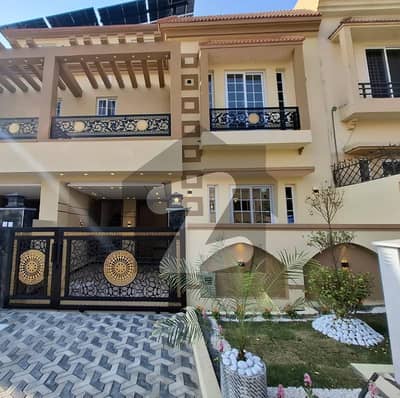 بحریہ ٹاؤن فیز 8 ۔ رفیع بلاک بحریہ ٹاؤن فیز 8,بحریہ ٹاؤن راولپنڈی,راولپنڈی میں 3 کمروں کا 5 مرلہ مکان 2.65 کروڑ میں برائے فروخت۔