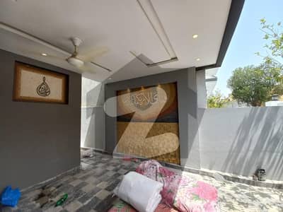 لیک سٹی ۔ سیکٹر ایم ۔ 5 لیک سٹی,رائیونڈ روڈ,لاہور میں 5 کمروں کا 10 مرلہ مکان 1.95 لاکھ میں کرایہ پر دستیاب ہے۔