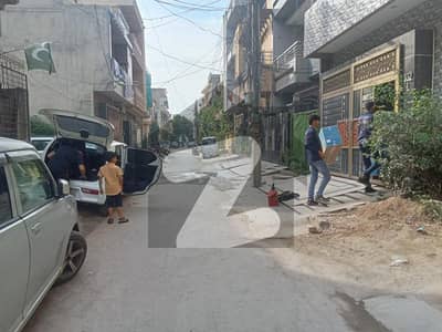 سبزہ زار سکیم لاہور میں 6 کمروں کا 5 مرلہ مکان 3.3 کروڑ میں برائے فروخت۔