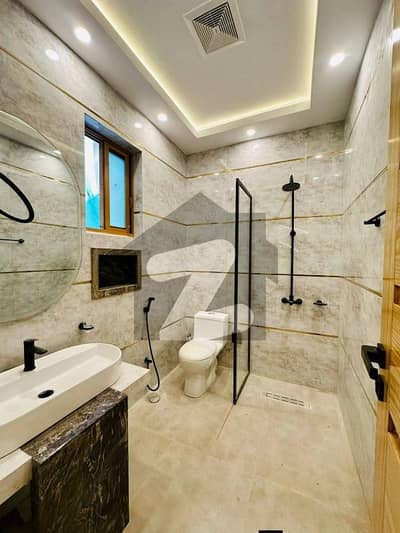 آئی ۔ 11 اسلام آباد میں 5 کمروں کا 4 مرلہ مکان 2.75 کروڑ میں برائے فروخت۔