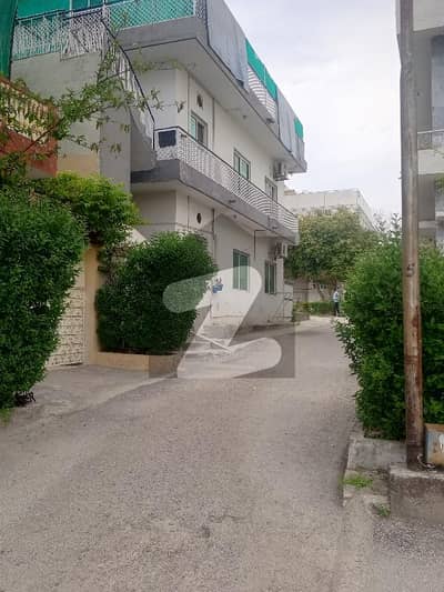 جی ۔ 8 اسلام آباد میں 6 کمروں کا 5 مرلہ مکان 5.5 کروڑ میں برائے فروخت۔