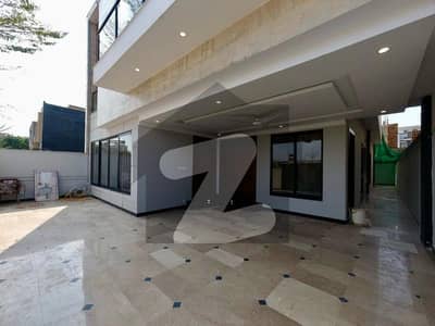 بحریہ ٹاؤن فیز 8 بحریہ ٹاؤن راولپنڈی,راولپنڈی میں 5 کمروں کا 10 مرلہ مکان 4.8 کروڑ میں برائے فروخت۔