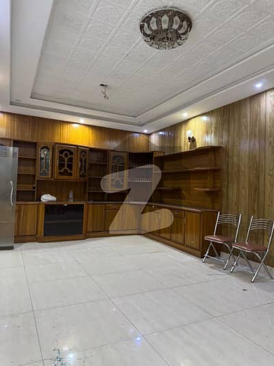 علامہ اقبال ٹاؤن لاہور میں 5 کمروں کا 10 مرلہ مکان 1.7 لاکھ میں کرایہ پر دستیاب ہے۔