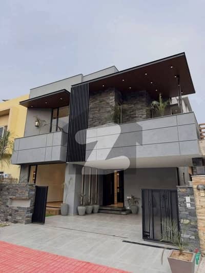 بحریہ ٹاؤن فیز 8 بحریہ ٹاؤن راولپنڈی,راولپنڈی میں 6 کمروں کا 10 مرلہ مکان 5.9 کروڑ میں برائے فروخت۔