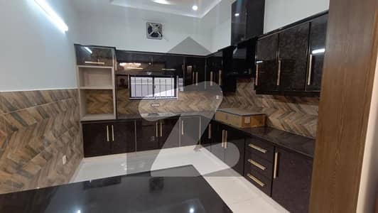 نشیمنِ اقبال فیز 2 نشیمنِ اقبال,لاہور میں 6 کمروں کا 10 مرلہ مکان 4.5 کروڑ میں برائے فروخت۔