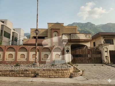 Old House Available In F-7