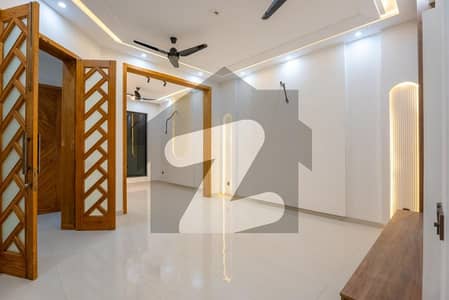 لیک سٹی ۔ سیکٹرایم ۔ 7 لیک سٹی,رائیونڈ روڈ,لاہور میں 5 کمروں کا 7 مرلہ مکان 1.65 لاکھ میں کرایہ پر دستیاب ہے۔