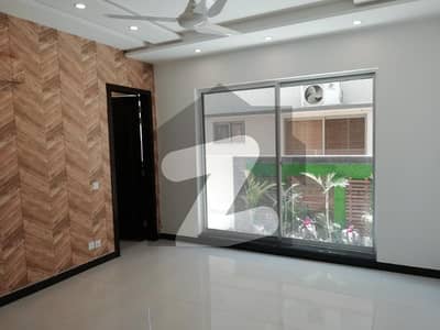 ڈی ایچ اے فیز 4 ۔ بلاک کے کے ڈی ایچ اے فیز 4,ڈیفنس (ڈی ایچ اے),لاہور میں 4 کمروں کا 10 مرلہ مکان 5.7 کروڑ میں برائے فروخت۔