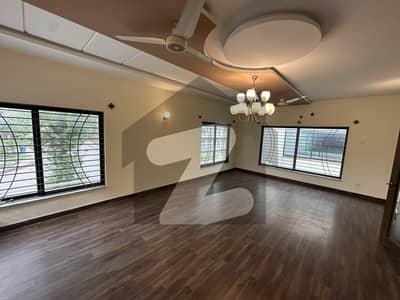 بحریہ ٹاؤن فیز 4 بحریہ ٹاؤن راولپنڈی,راولپنڈی میں 6 کمروں کا 1 کنال مکان 2.5 لاکھ میں کرایہ پر دستیاب ہے۔