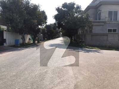 ڈی ایچ اے فیز 8 - بلاک این ڈی ایچ اے فیز 8,ڈیفنس (ڈی ایچ اے),لاہور میں 10 مرلہ رہائشی پلاٹ 2.75 کروڑ میں برائے فروخت۔