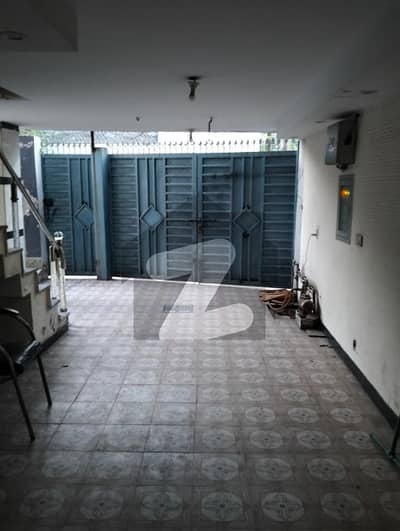 علامہ اقبال ٹاؤن لاہور میں 4 کمروں کا 10 مرلہ مکان 1.95 لاکھ میں کرایہ پر دستیاب ہے۔