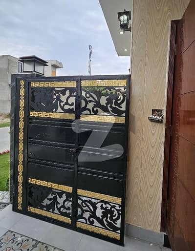 سینٹرل پارک ۔ بلاک ای سینٹرل پارک ہاؤسنگ سکیم,لاہور میں 2 کمروں کا 3 مرلہ مکان 1.1 کروڑ میں برائے فروخت۔