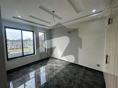 بحریہ ٹاؤن سیکٹر سی بحریہ ٹاؤن,لاہور میں 2 کمروں کا 3 مرلہ فلیٹ 60.0 لاکھ میں برائے فروخت۔