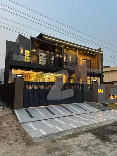 EXECUTIVE LISTING | WAPDA TOWN LAHORE ]  Syed Brothers PVT LTD pesh kertay hain Wapda Town ka aik intahai shandaar aur modern 1 Kanal ghar. Agar aap luxury aur sukoon talaash ker rahay hain, toh yeh deal aap ke liye hai!  Key Features: