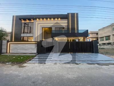 طارق گارڈنز لاہور میں 6 کمروں کا 1 کنال مکان 6.5 کروڑ میں برائے فروخت۔