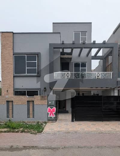 بحریہ ٹاؤن لاہور میں 4 کمروں کا 10 مرلہ مکان 1.4 لاکھ میں کرایہ پر دستیاب ہے۔