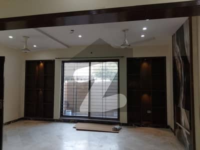 بحریہ ٹاؤن عمر بلاک بحریہ ٹاؤن سیکٹر B,بحریہ ٹاؤن,لاہور میں 3 کمروں کا 8 مرلہ مکان 3.25 کروڑ میں برائے فروخت۔