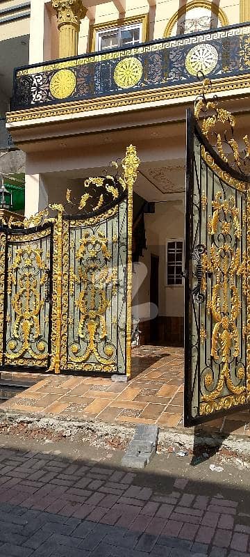 علامہ اقبال ٹاؤن ۔ پاک بلاک علامہ اقبال ٹاؤن,لاہور میں 6 کمروں کا 6 مرلہ مکان 3.7 کروڑ میں برائے فروخت۔