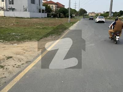 ڈی ایچ اے فیز 7 - بلاک ڈبلیو فیز 7,ڈیفنس (ڈی ایچ اے),لاہور میں 2 کنال رہائشی پلاٹ 8.35 کروڑ میں برائے فروخت۔