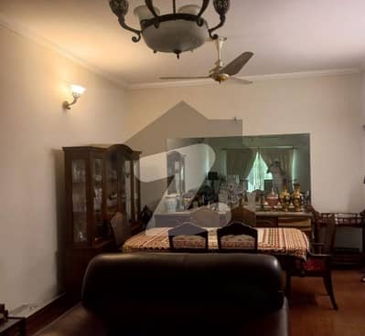 عسکری 11 ۔ سیکٹر بی عسکری 11,عسکری,لاہور میں 5 کمروں کا 12 مرلہ مکان 5.1 کروڑ میں برائے فروخت۔