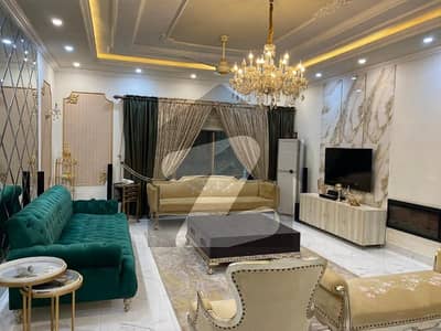 ڈی گراؤنڈ فیصل آباد میں 7 کمروں کا 2 کنال مکان 24.0 کروڑ میں برائے فروخت۔