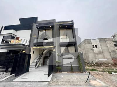 الرحمان گارڈن فیز 2 الرحمان گارڈن,لاہور میں 5 کمروں کا 5 مرلہ مکان 2.2 کروڑ میں برائے فروخت۔