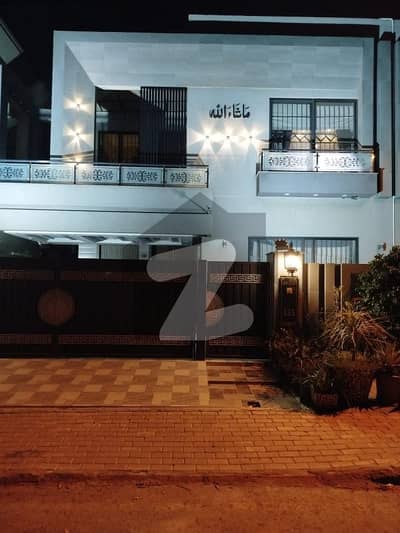 بحریہ ٹاؤن لاہور میں 5 کمروں کا 10 مرلہ مکان 4.3 کروڑ میں برائے فروخت۔