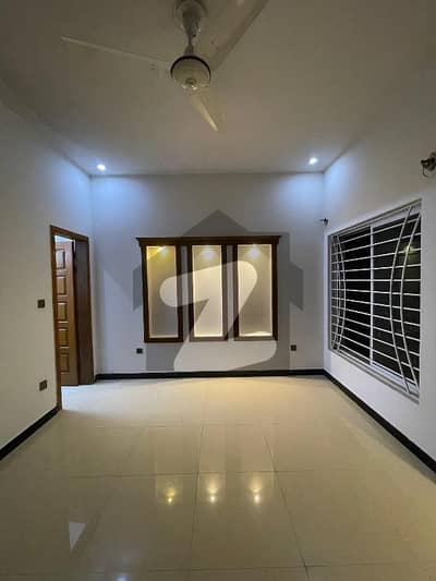 1kanal GRUND Portion/3 Bedrooms With. 4 Bathrooms Dining Room TV Launch Kitchen Car Parking All Facilities In Life Available