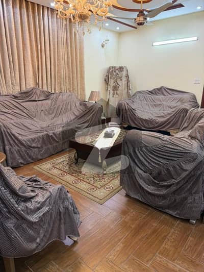 علامہ اقبال ٹاؤن لاہور میں 5 کمروں کا 10 مرلہ مکان 6.9 کروڑ میں برائے فروخت۔