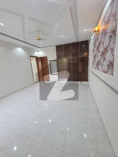 جوہر ٹاؤن لاہور میں 8 کمروں کا 2 کنال مکان 14.5 کروڑ میں برائے فروخت۔