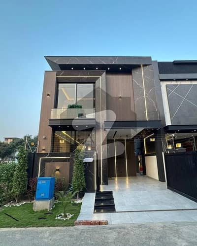 ELEGANT 5 MARLA LUXURY LIVING HOUSE SOLID CONSTRUCTION NEAR TO PARK DIRECT APPROACH TO MAIN BOULEVARD