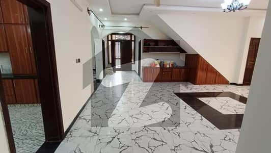 جی ۔ 15 اسلام آباد میں 6 کمروں کا 1 کنال مکان 1.3 لاکھ میں کرایہ پر دستیاب ہے۔