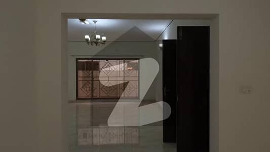 عسکری 10 - سیکٹر ایف عسکری 10,عسکری,لاہور میں 4 کمروں کا 17 مرلہ مکان 9.25 کروڑ میں برائے فروخت۔