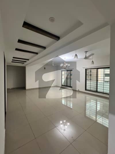 ASKARI 10 NEW EXECUTIVE APARTMENT 3 BEDROOMS WITH DRAWING DINNING, TV LOUNGE, KITCHEN, STORE, SERVANT QUARTER ETC AVAILABLE FOR RENT ONLY @ Rs. 125,000/-