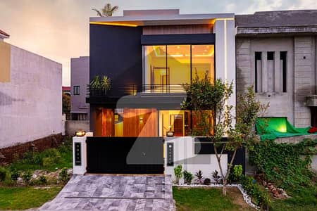 ڈی ایچ اے 9 ٹاؤن ڈیفنس (ڈی ایچ اے),لاہور میں 3 کمروں کا 5 مرلہ مکان 2.05 کروڑ میں برائے فروخت۔