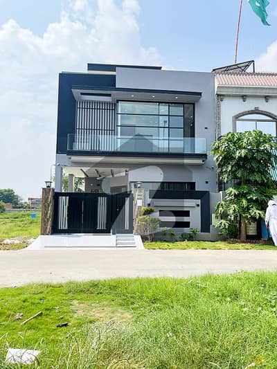 ڈی ایچ اے 9 ٹاؤن ڈیفنس (ڈی ایچ اے),لاہور میں 3 کمروں کا 5 مرلہ مکان 1.98 کروڑ میں برائے فروخت۔