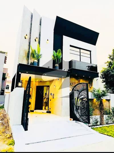 5 MARLA MODERN HOUSE FOR SALE IN DHA 9 TOWN.