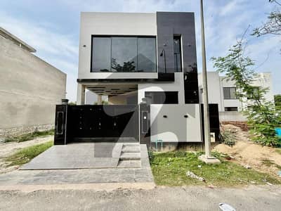 NEAR PARK AND NEAR PETROL PUMP 5-MARLA HOUSE FOR RENT.