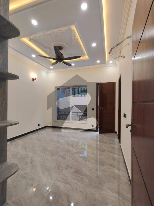 BRAND NEW HOUSE FOR SALE IN G-11 BRAND NEW HOUSE FOR SALE IN G-11