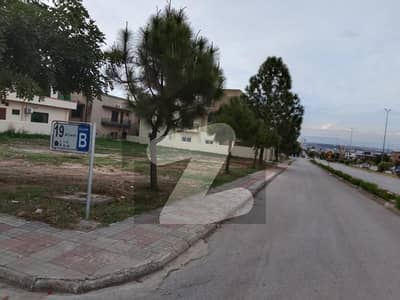 Boulevard Corner Sector B Street 19 Plot 16