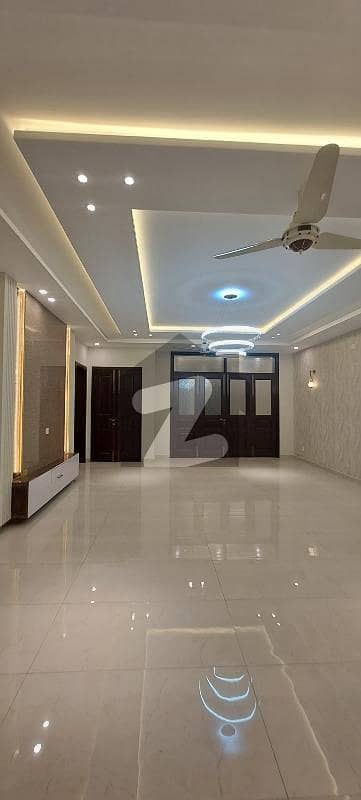 ڈی ۔ 12 اسلام آباد میں 5 کمروں کا 10 مرلہ مکان 12.0 کروڑ میں برائے فروخت۔