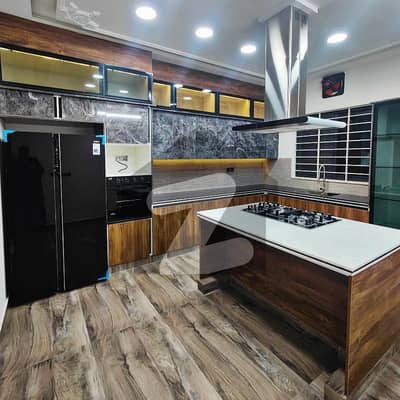 میڈیا ٹاؤن راولپنڈی میں 6 کمروں کا 1 کنال مکان 10.0 کروڑ میں برائے فروخت۔