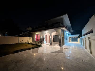 Beautiful Luxury 6 Bedrooms 2 Kitchens House For Rent In Prime VIP Location Of F-10 Close End Street.