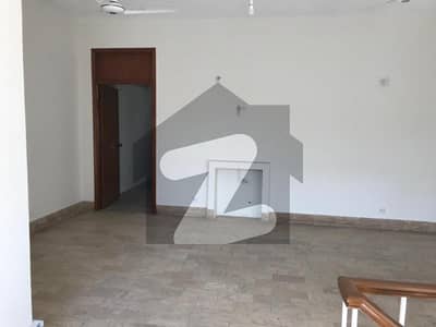 گلبرگ 3 گلبرگ,لاہور میں 4 کمروں کا 10 مرلہ مکان 2.75 لاکھ میں کرایہ پر دستیاب ہے۔