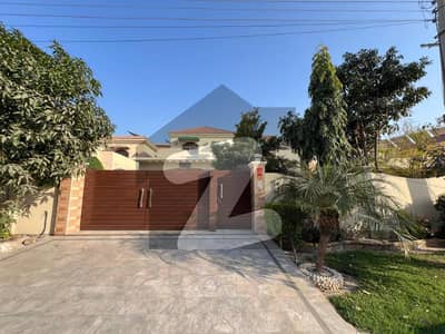 بش ایگزیکٹو ولاز ملتان میں 6 کمروں کا 1 کنال مکان 6.7 کروڑ میں برائے فروخت۔