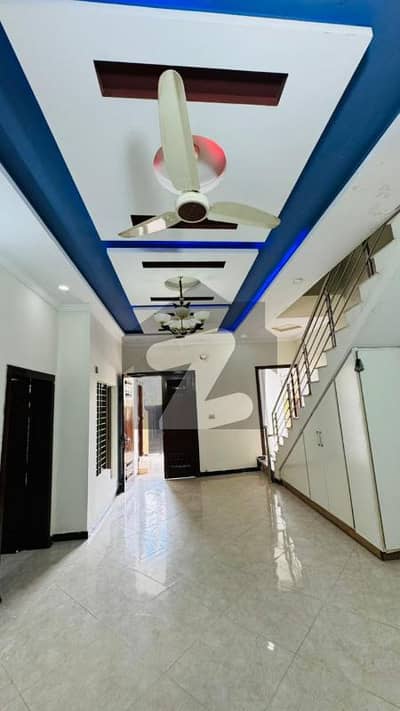 ایم پی سی ایچ ایس - بلاک سی 1 ایم پی سی ایچ ایس ۔ ملٹی گارڈنز,بی ۔ 17,اسلام آباد میں 4 کمروں کا 7 مرلہ مکان 1.2 لاکھ میں کرایہ پر دستیاب ہے۔