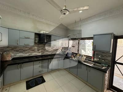 ڈی ایچ اے فیز 4 ڈی ایچ اے ڈیفینس,کراچی میں 5 کمروں کا 12 مرلہ مکان 9.75 کروڑ میں برائے فروخت۔