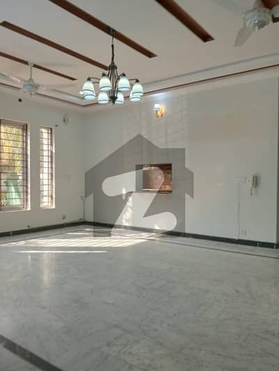 E-11 Beautiful Upper Portion With Servant Quarter And Parking Plus Roof Top